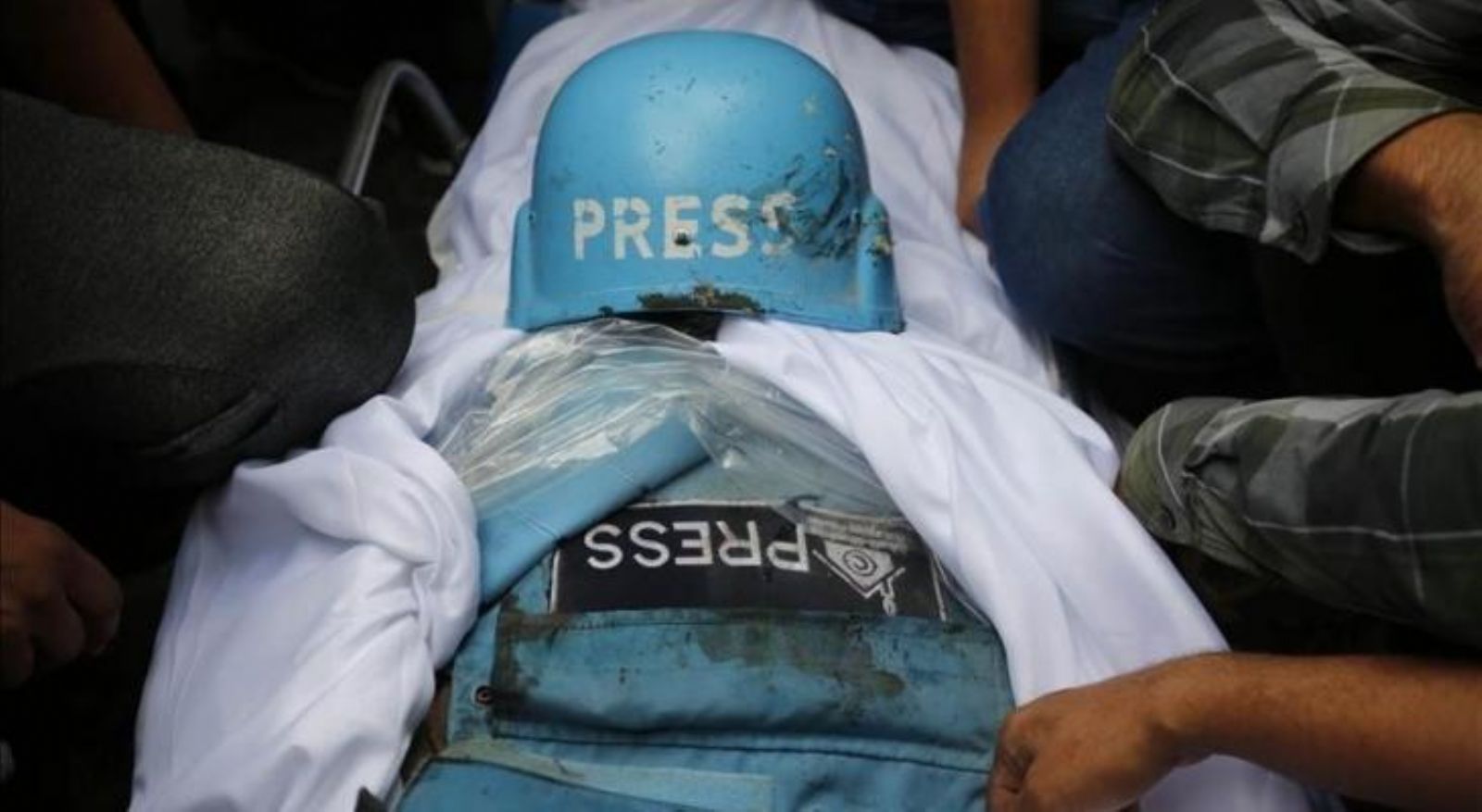 نقابة الصحفيين تحذر من مجزرة بحقهم في محيط الشفاء