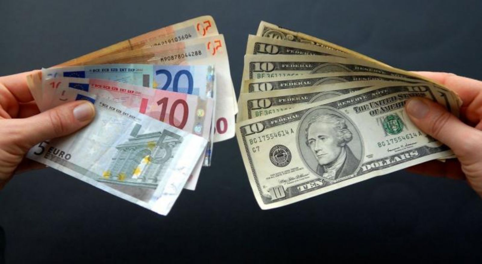 اليورو يتساوى مع الدولار لأول مرة منذ 20 عاماً