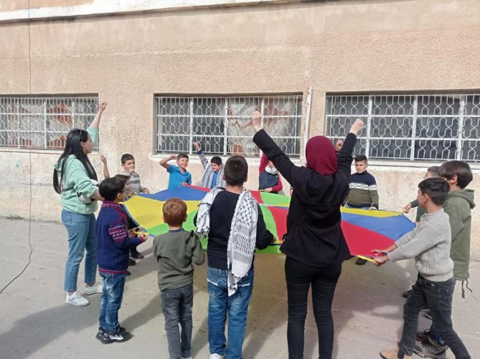 مدرسة الأمهات والرؤية الفلسطينية تنفذان فعالية ترفيهية لطلاب مدرسة بيت امرين