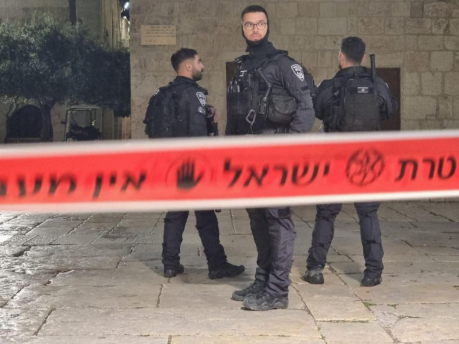 شرطة الاحتلال تعدم فلسطينيا على أبواب الأقصى