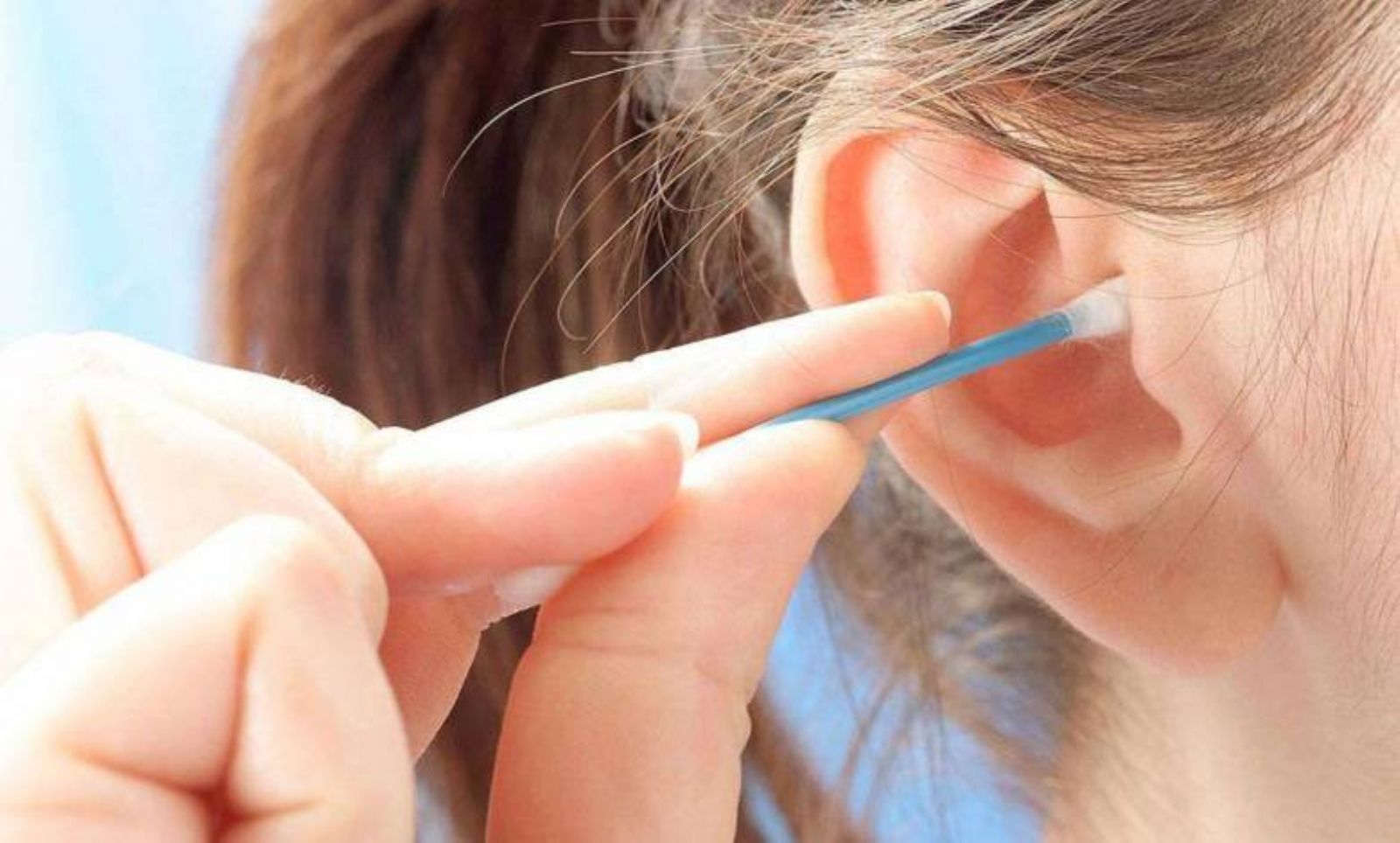 أخطاء شائعة عند تنظيف الأذن… احذروا منها