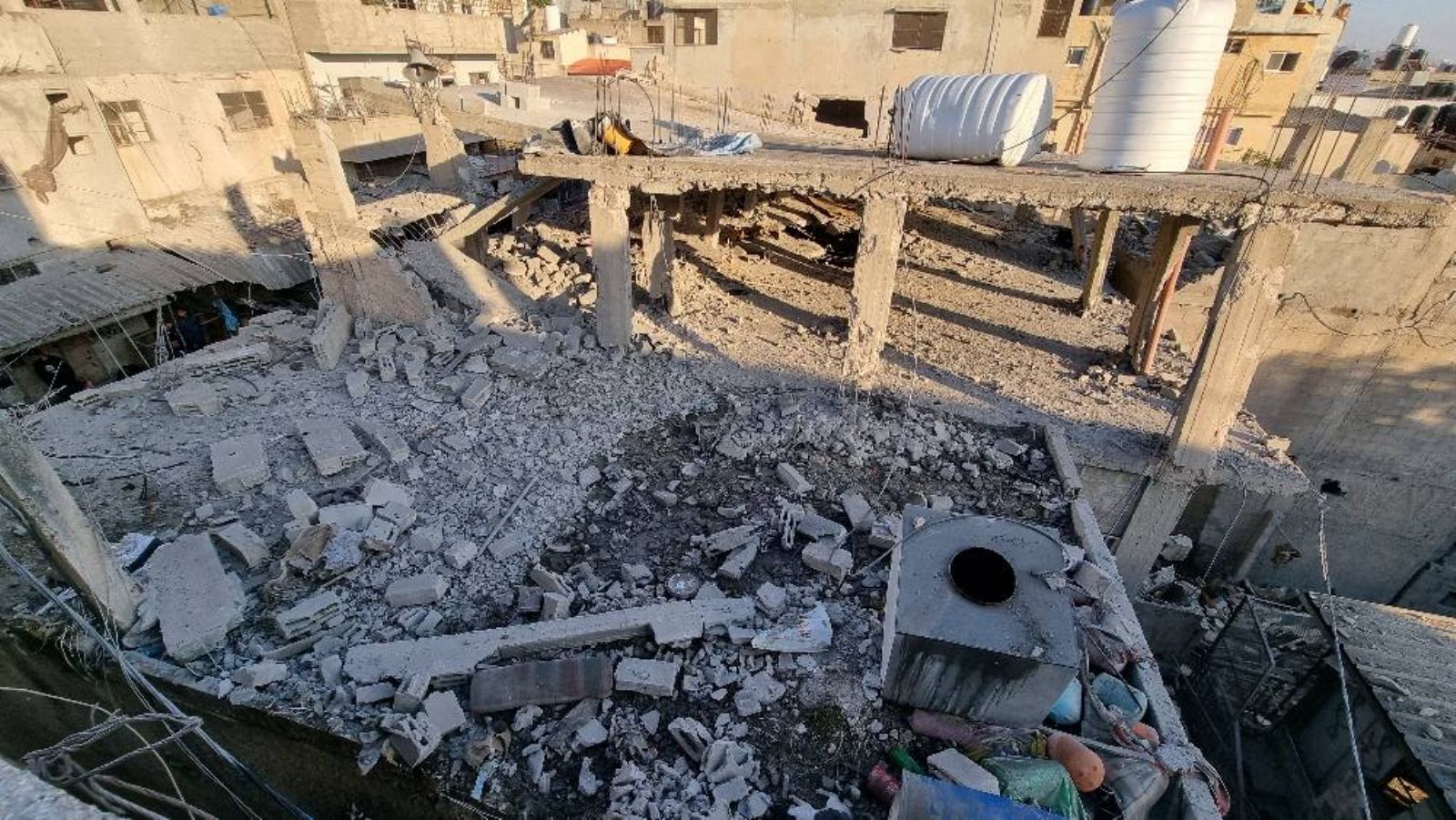 5 شهداء وجرحى بقصف إسرائيلي لمبنى بمخيم بلاطة بنابلس