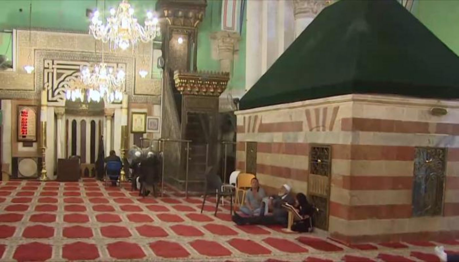 من الأنبياء المدفونون في مسجد إبراهيم الخليل في فلسطين؟