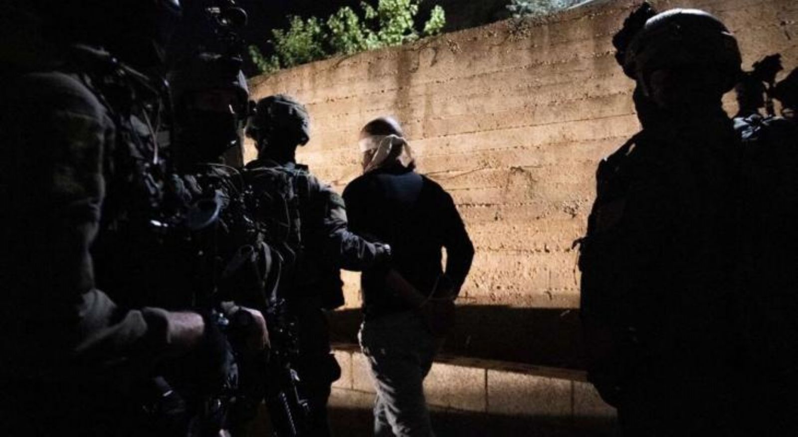 الاحتلال يعتقل أربعة فلسطينيين من رام الله وبيت لحم