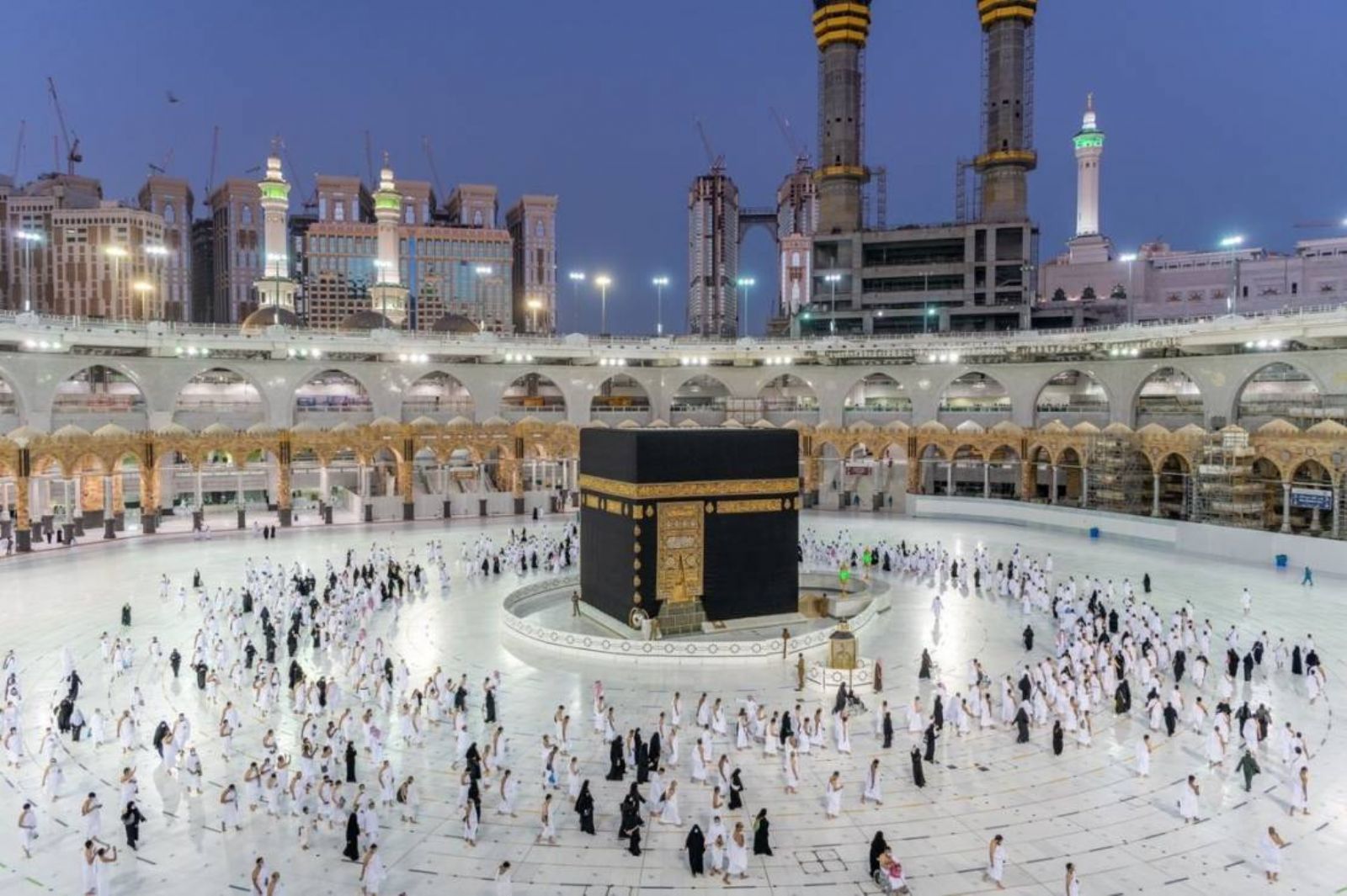 السعودية تمنع المواطنين من بث الصلوات من المساجد