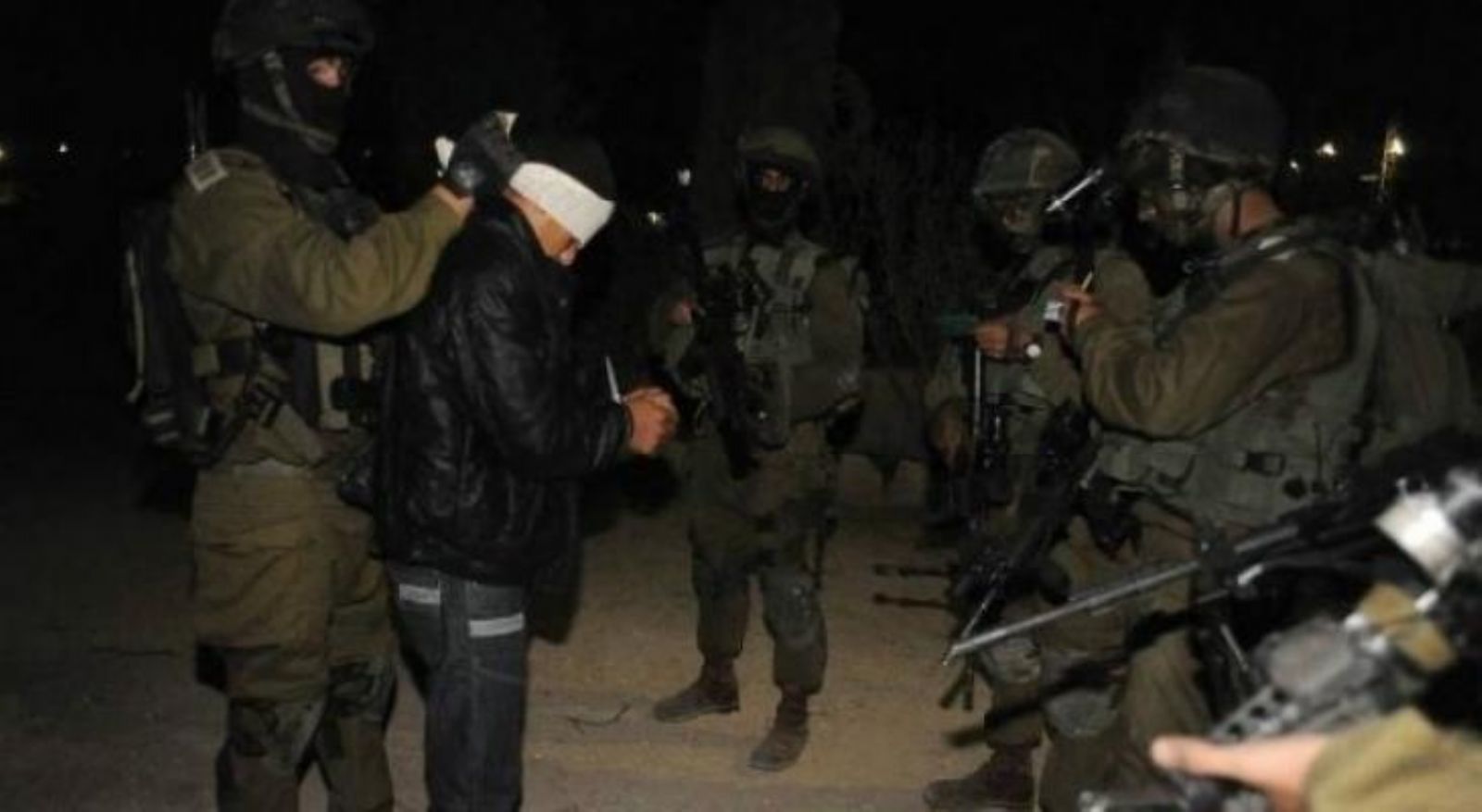 قوات الاحتلال تعتقل ثلاثة شبان من الضفة