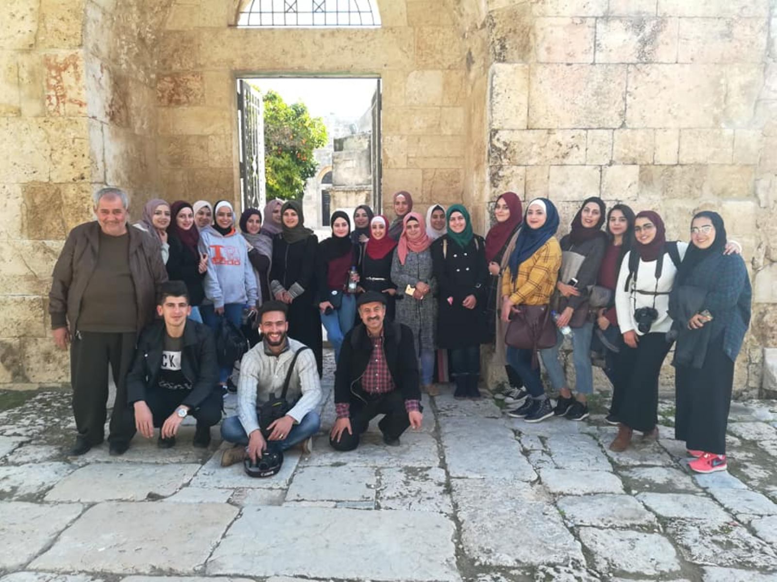 فريق أصداء ينظم جولة تعريفية حول الآثار التاريخية في قرية سبسطية