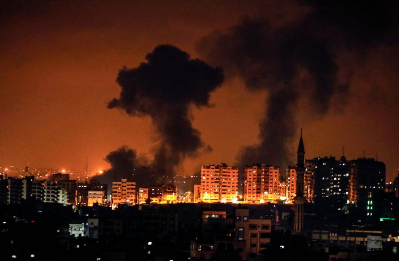 قصف إسرائيلي لموقعين ونقطة رصد في قطاع غزة .. والمقاومة ترد