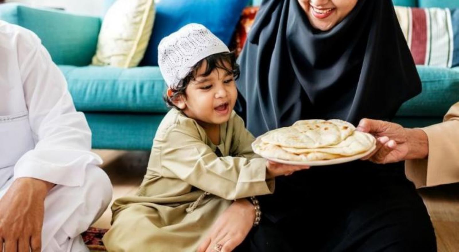 كيف تعلمين أطفالك آداب المائدة في رمضان؟