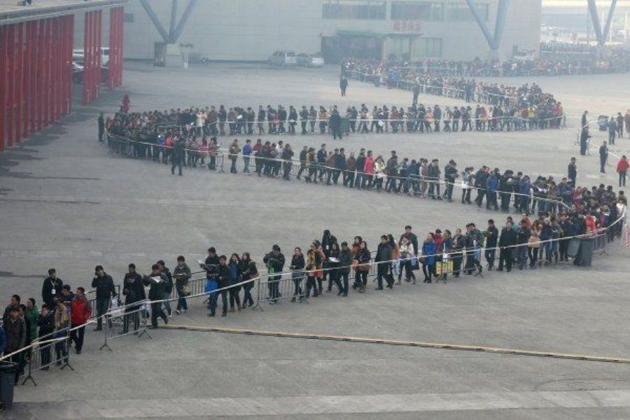 آلاف الصينيون في طابور للتقدم إلى مكتب للتوظيف