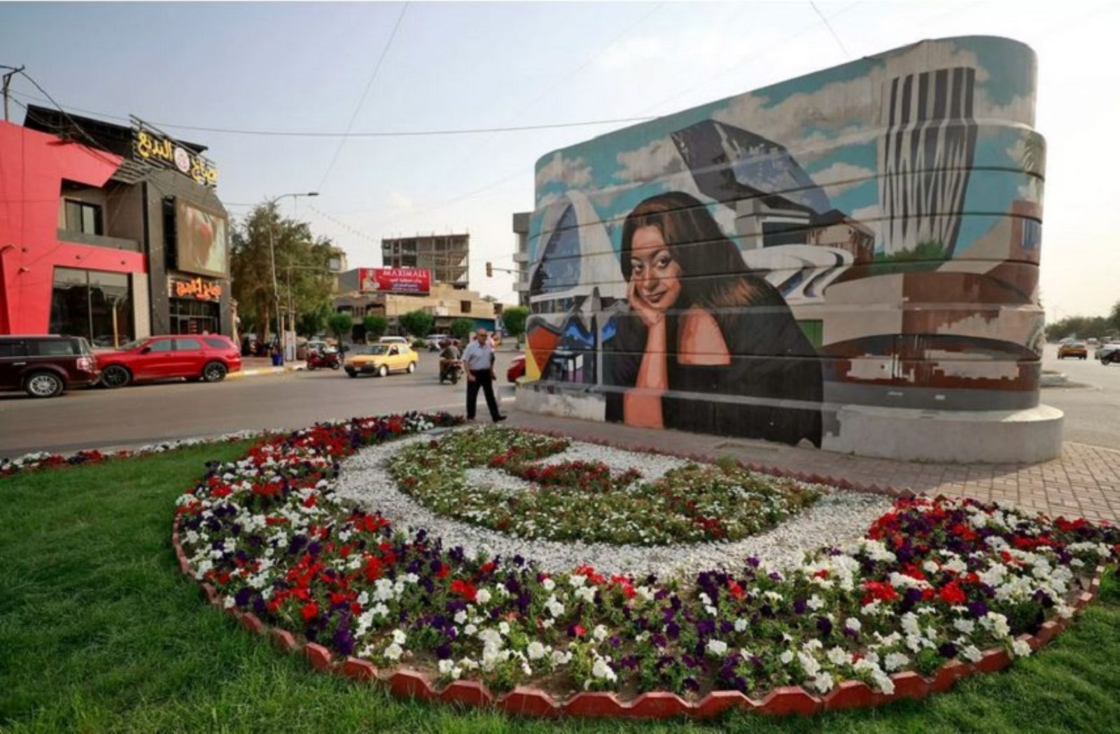 فنانة عراقية تلوّن رمادية بغداد بالجداريات