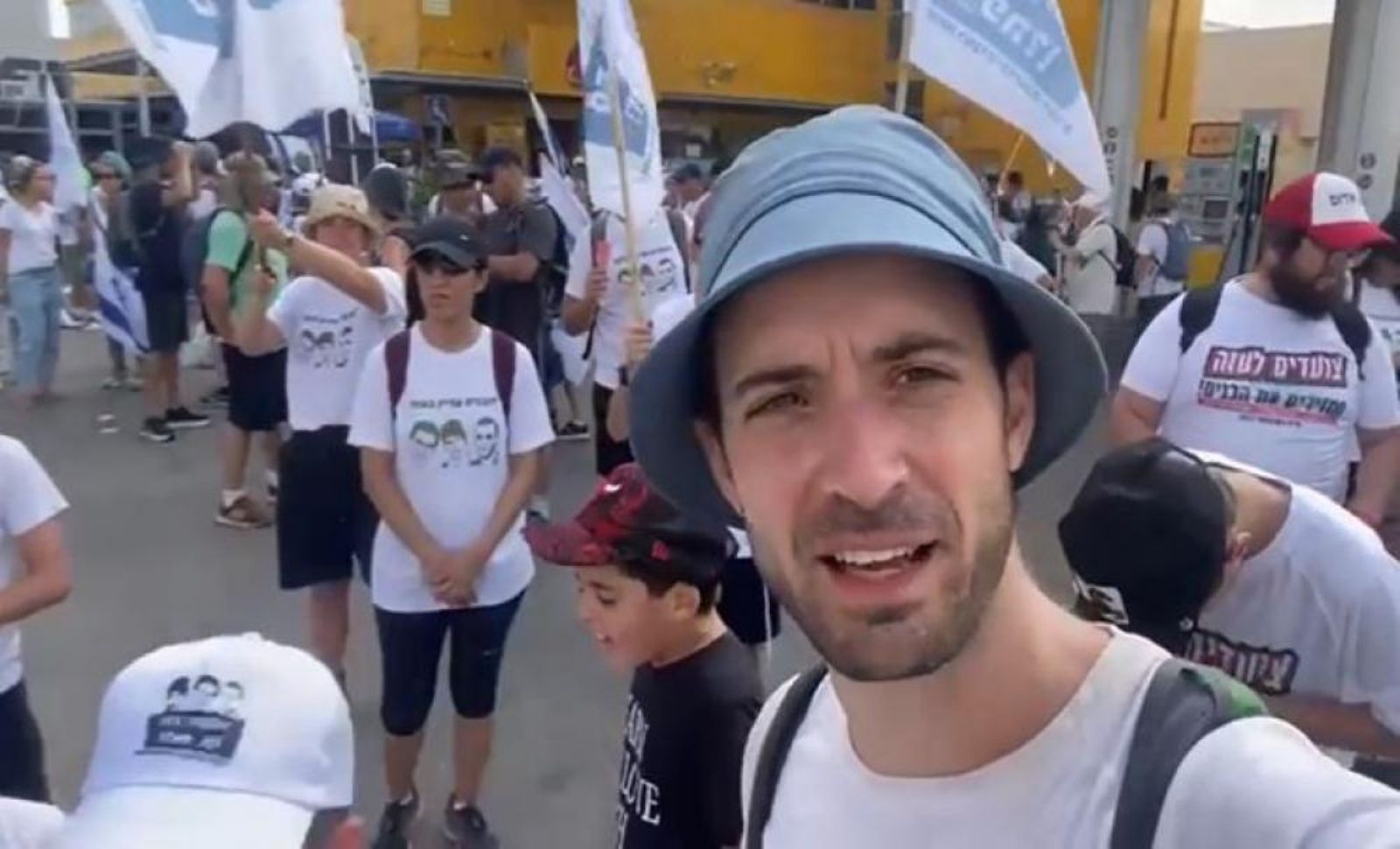 مسيرة عائلات الأسرى الإسرائيليين تصل عسقلان