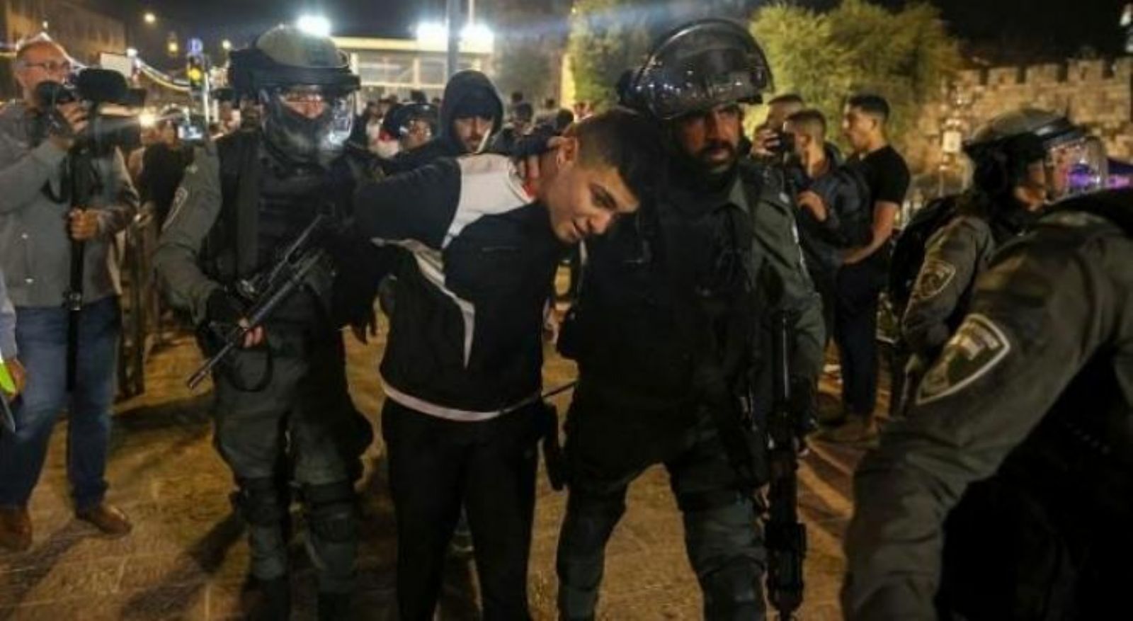 مركز: الاحتلال اعتقل 38 مقدسيا منذ مطلع رمضان