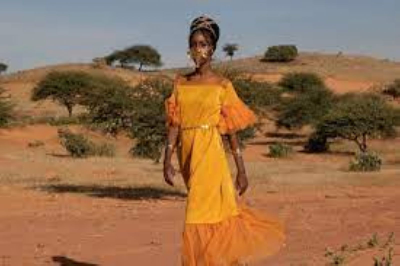 نفيسة حافظ.. أول سودانية تقتحم مجال الموضة العالمية بفيلم "المسار"